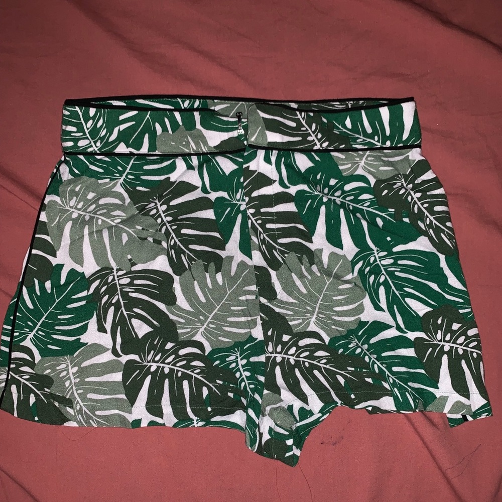 Leaf print shorts